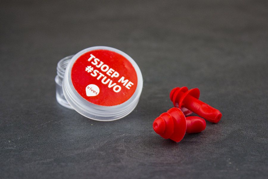 siliconen oordopjes naast een bedrukt doosje voor #stuvo